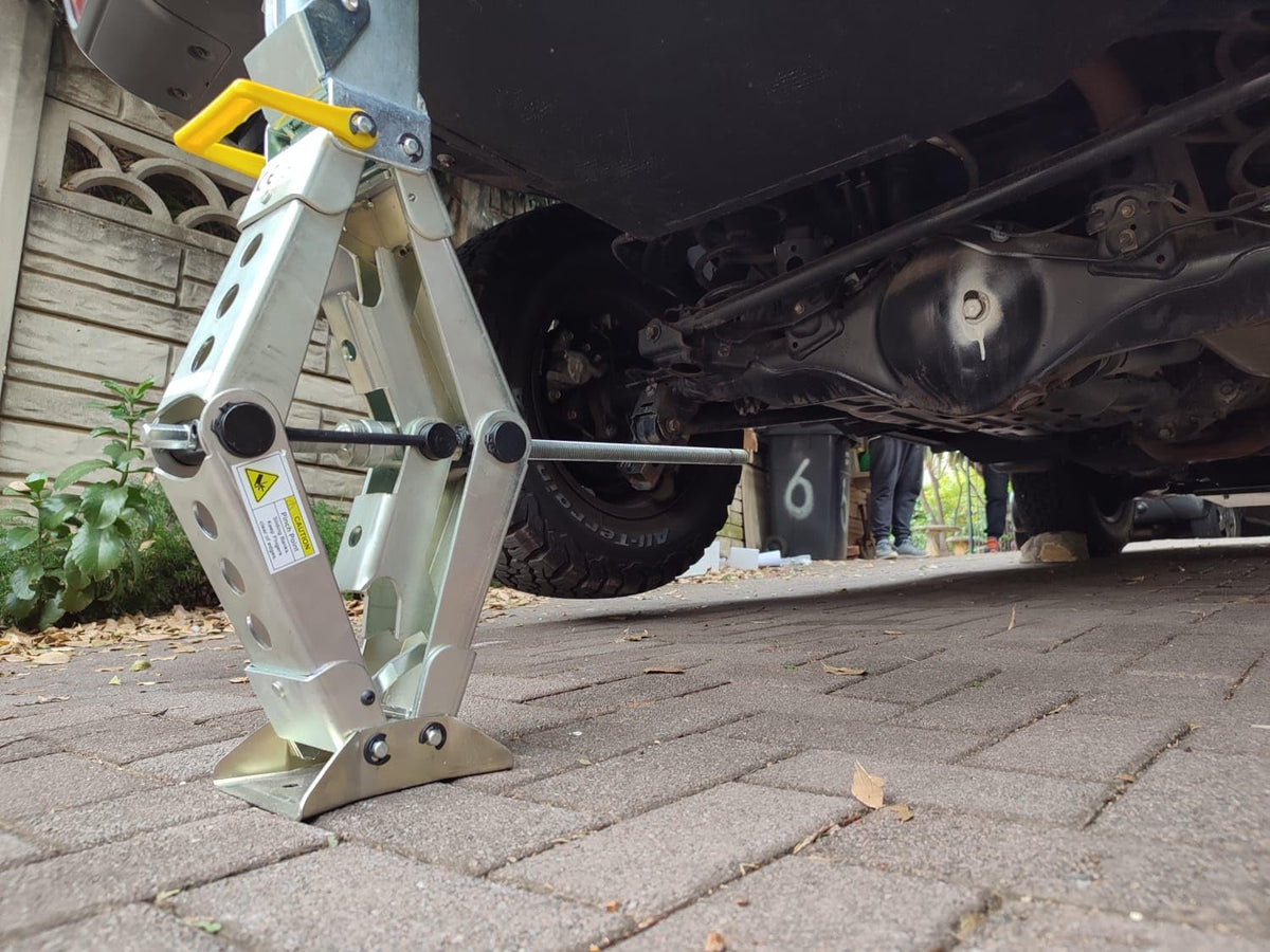 Heavy Duty Scissor Jack 2 Ton Capacity 12" Usable Lift O370684
